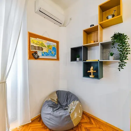 Rex Nest Apartment *