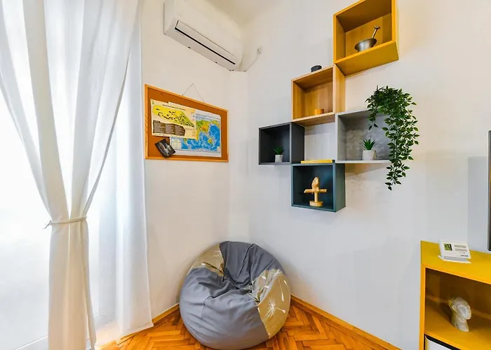 Rex Nest Apartment *